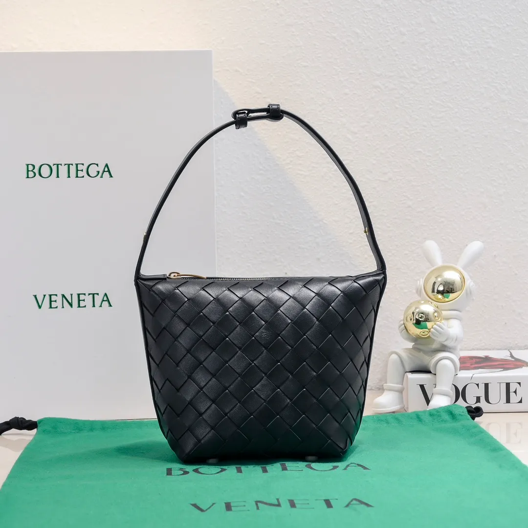 Batch 1280 It is predicted that BV Bottega's lunch bag will be popular again this year🔥. It is very soft and lightweight. It also uses the intrecciato weaving process that the two founders spent several months developing from the beginning of the brand. It is completely hand-woven by Italian craftsmen and perfectly reflects the craftsmanship of Bottega. The entire bag shape is also a very practical and popular lunch box bag shape. The slightly curved arc of the bag mouth can also better fit our wrists. Style number: 7748-1 Size: 17*13.5*5cm